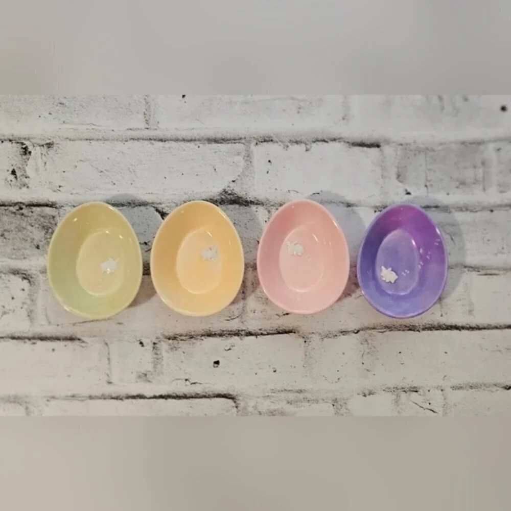 2005 Set of 4 William-Sonoma Easter Egg Shaped Bowls